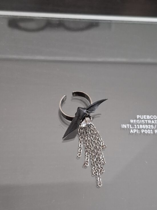 BLACK RIBBON RING